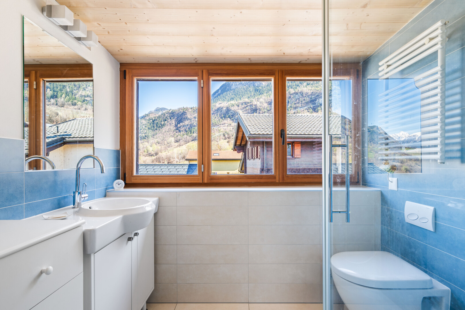 salle de bains avec lavabo (ou coiffeuse selon le contexte), salle de bain complète, mountain view, vue sur la montagne, et inside property