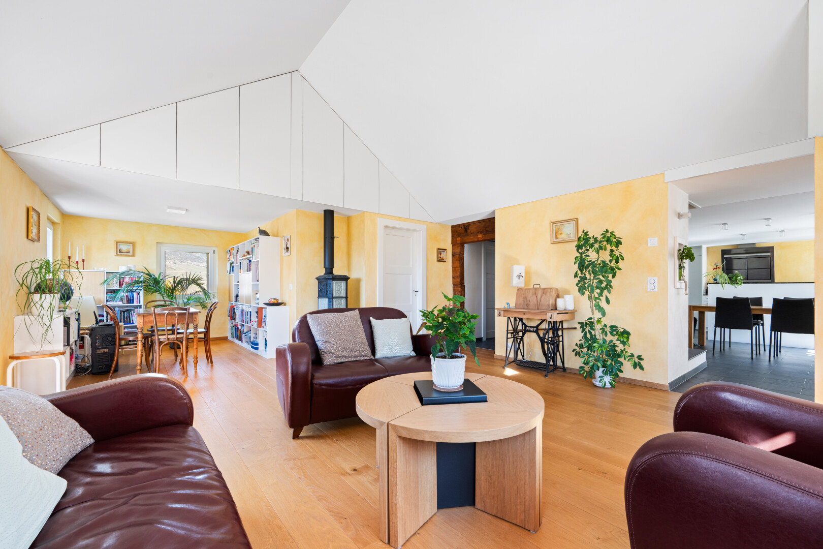 salon / salle à manger avec inside property, sol en finition bois, wood finish floor, plafond haut, et high ceiling