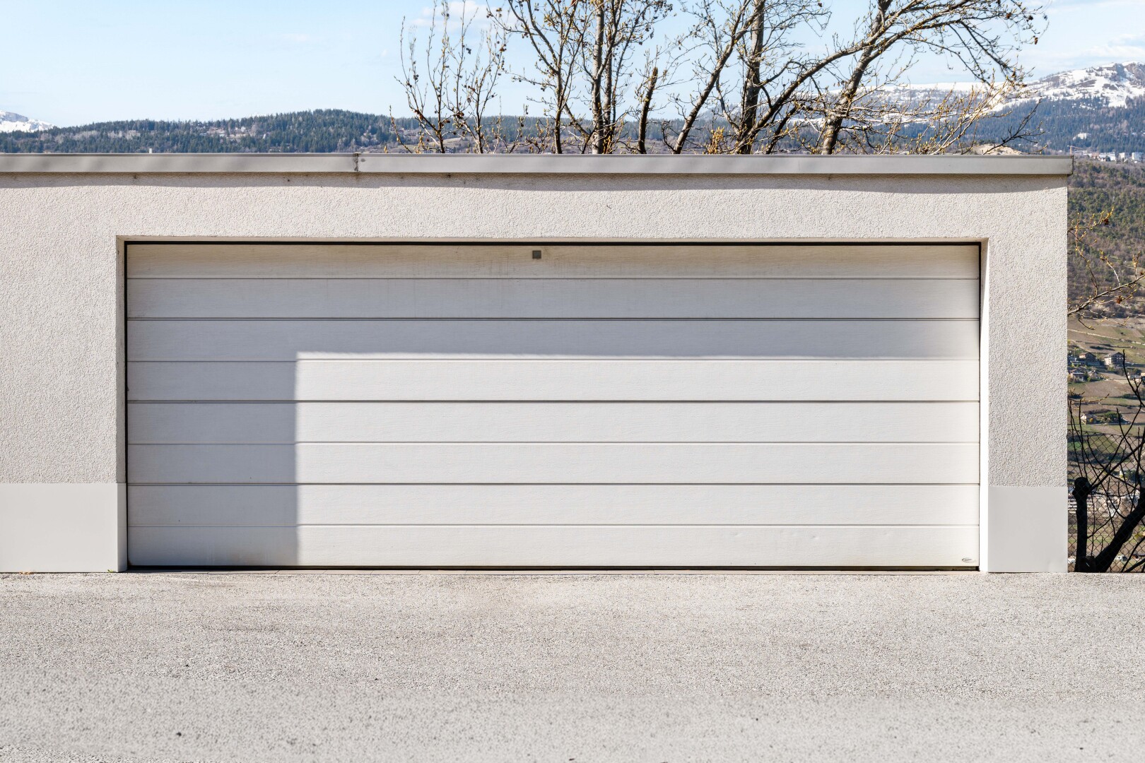 façade avec day time, garage, structure extérieure, vue sur la montagne, et mountain view