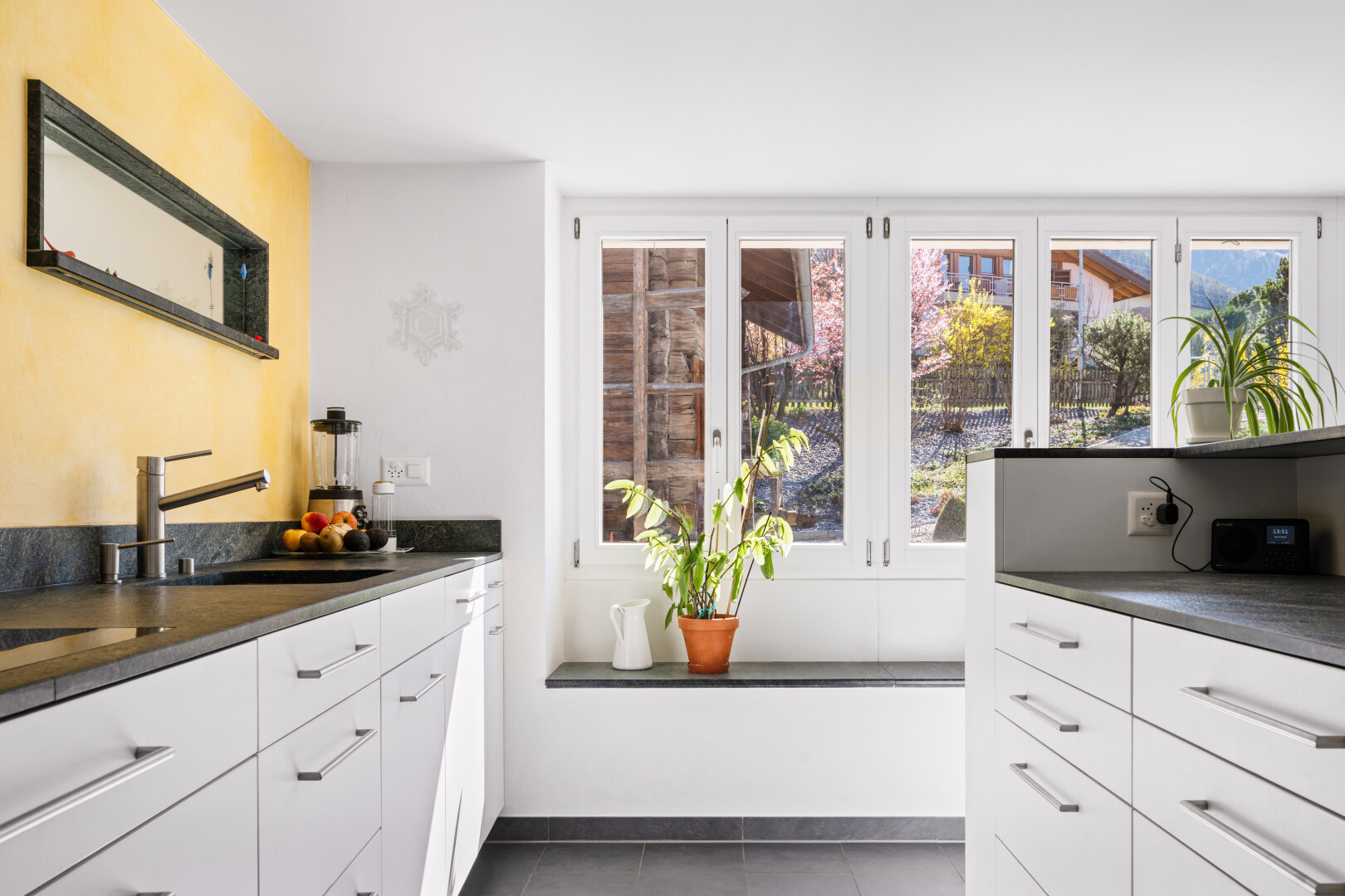 cuisine avec plans de travail, dark countertops, dark floor, cloison sèche, et drywall
