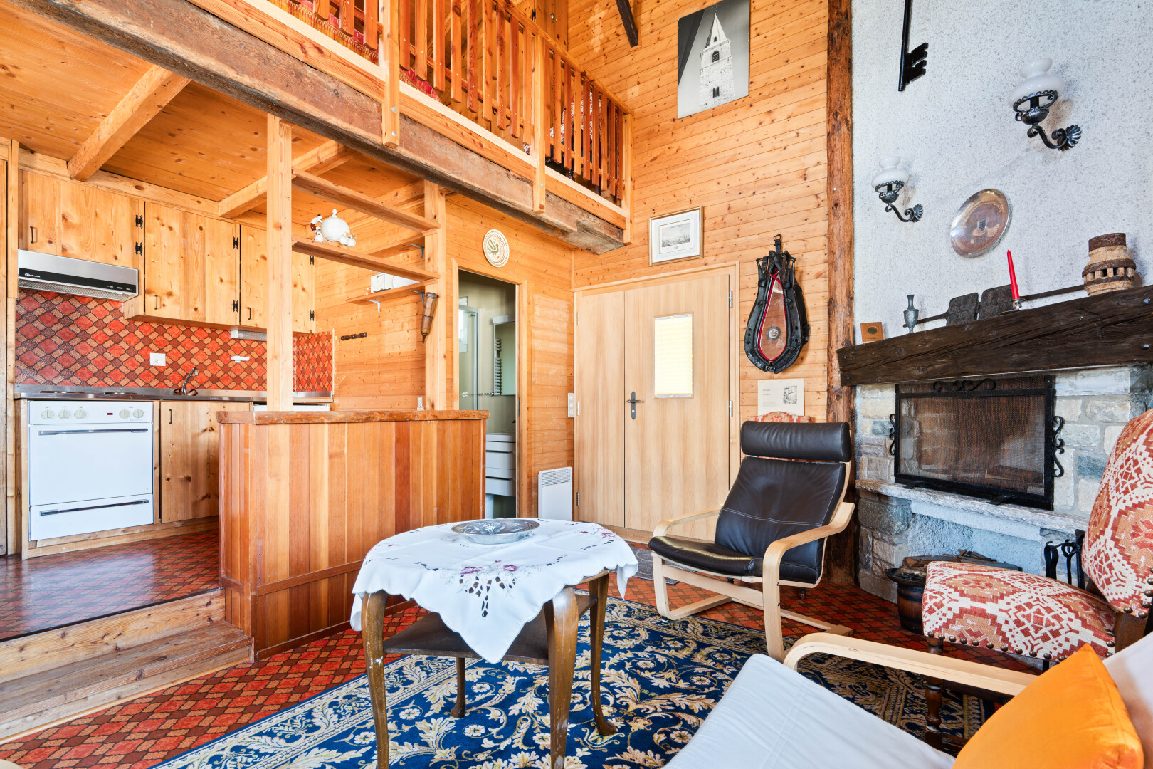 salon avec plafond haut, high ceiling, inside property, cheminée, et mur en bois