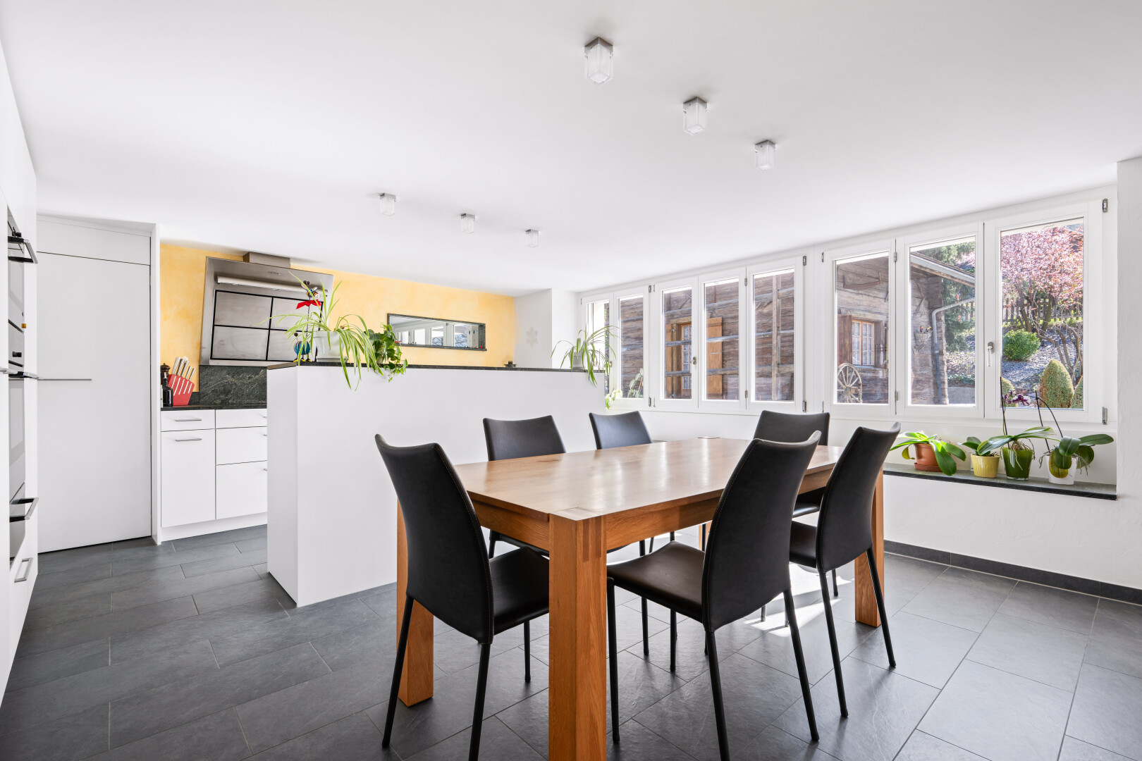 salle à manger avec dark floor, natural light, lumière naturelle, inside property, et drywall