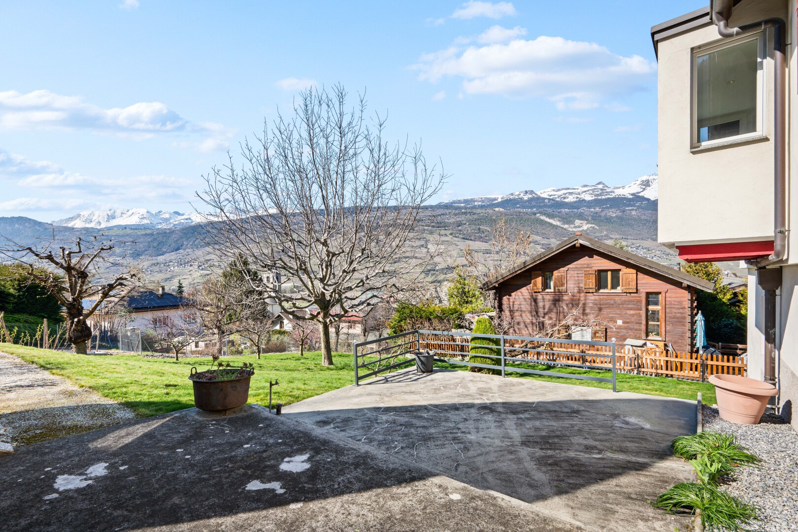 façade avec from property, vue sur la montagne, mountain view, day time, et clôture
