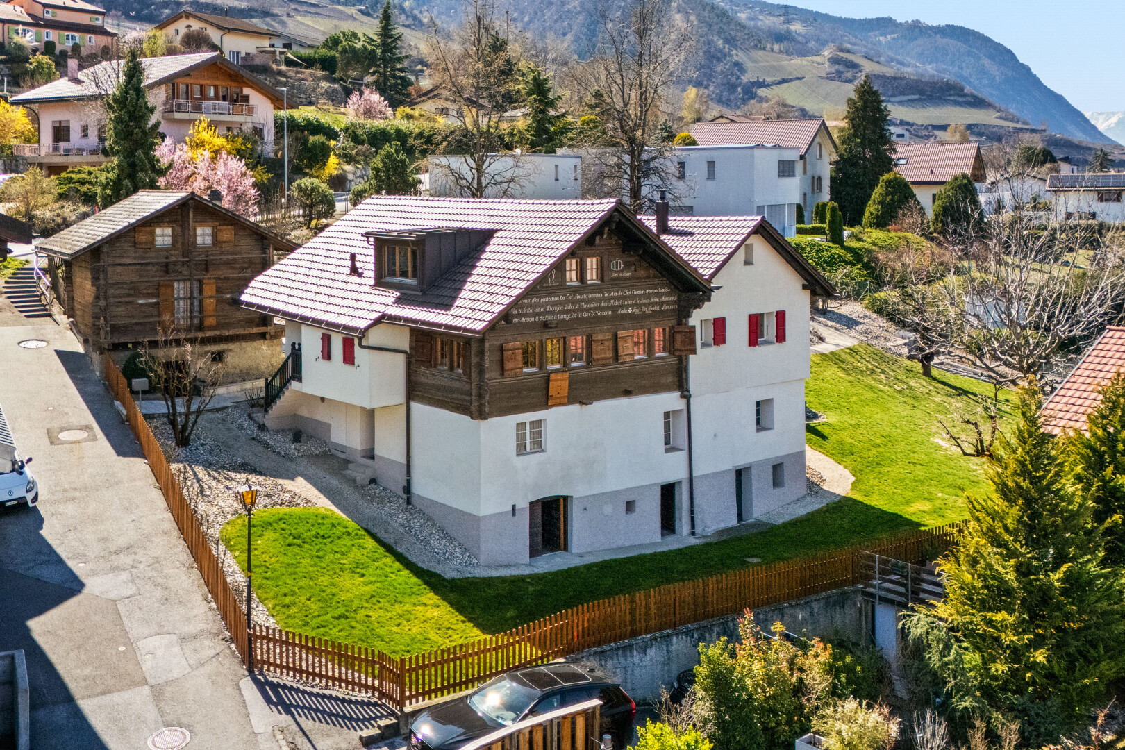 façade avec drone view, vue sur la montagne, mountain view, bardage en stuc, et toit en tuiles