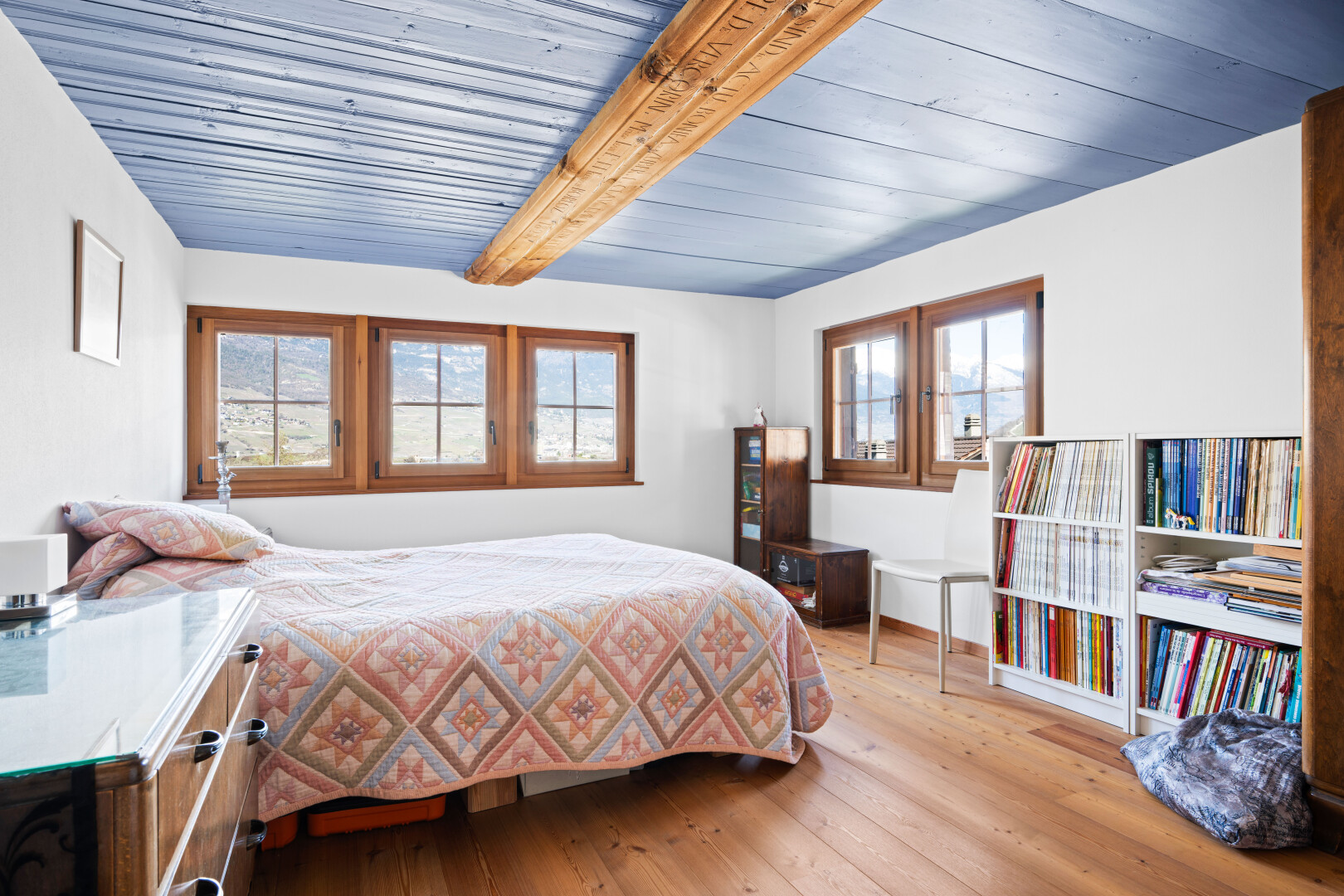 chambre avec plafond à poutres, beamed ceiling, sol en finition bois, wood finish floor, et inside property