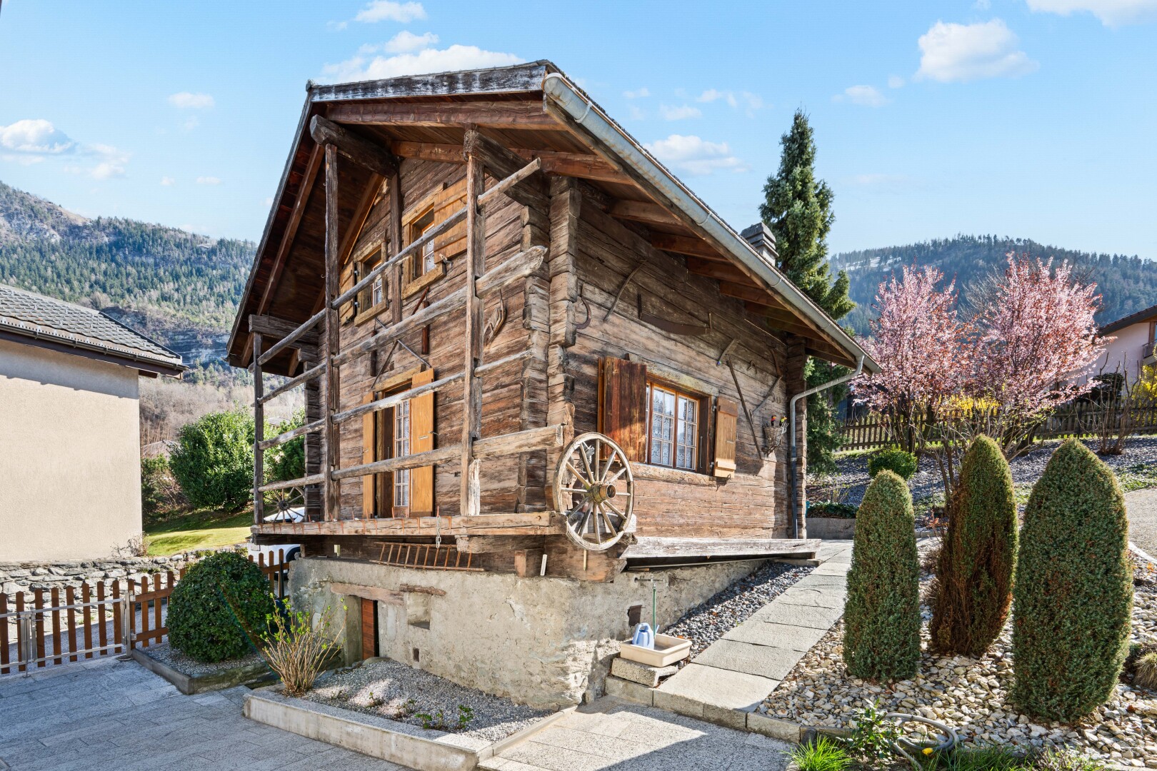 façade avec day time, clôture, property visible, vue sur la montagne, et mountain view