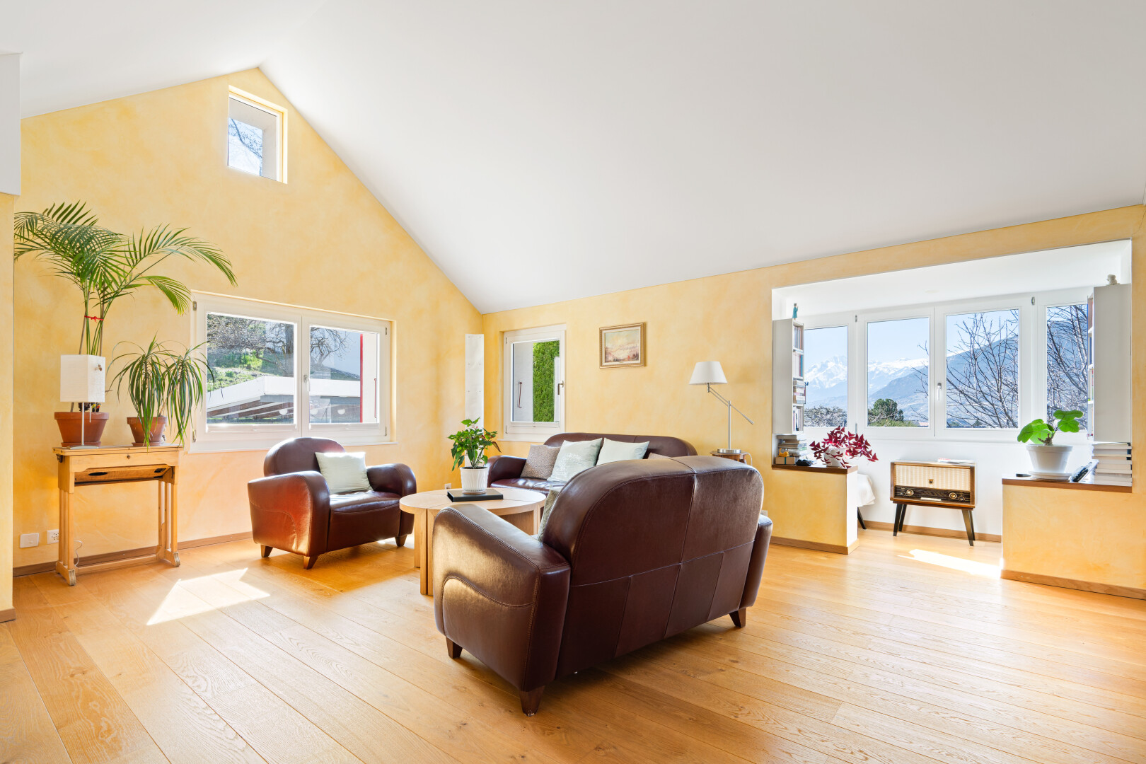 salon avec high ceiling, plafond haut, natural light, lumière naturelle, et wood finish floor