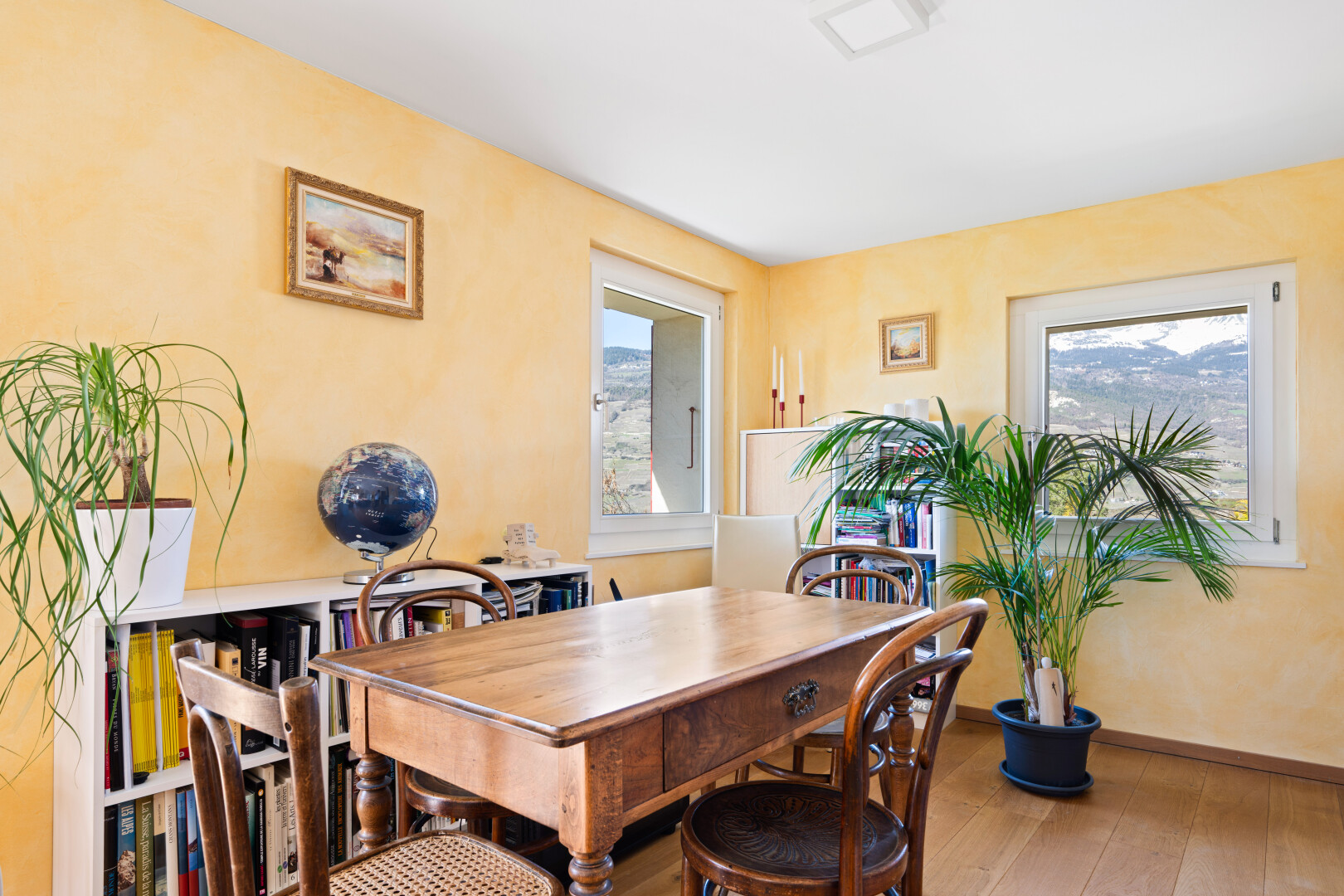 salle à manger avec inside property, sol en finition bois, wood finish floor, lumière naturelle, et natural light