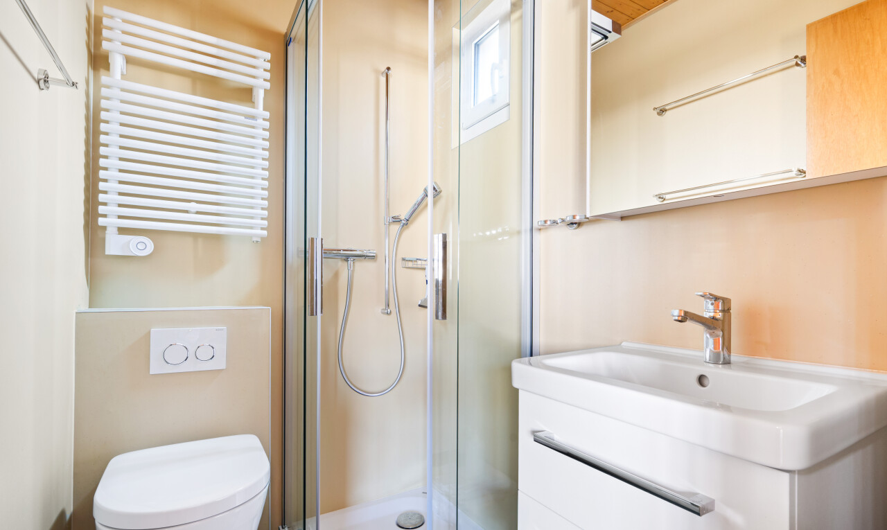 salle de bains avec lavabo (ou coiffeuse selon le contexte), radiateur, douche, salle de bain complète, et inside property