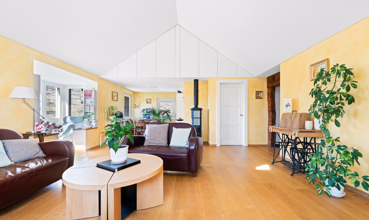 salon avec inside property, sol en finition bois, wood finish floor, plafond voûté, et vaulted ceiling