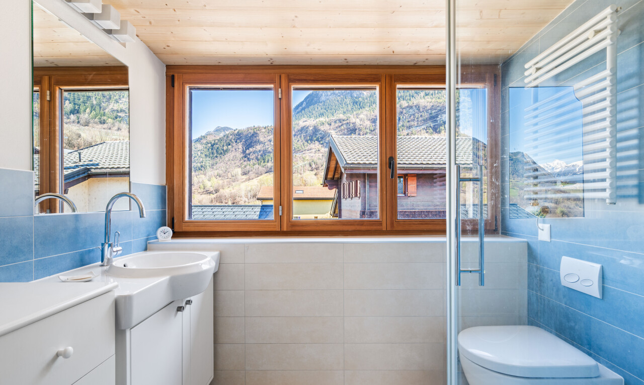 salle de bains avec lavabo (ou coiffeuse selon le contexte), salle de bain complète, mountain view, vue sur la montagne, et inside property