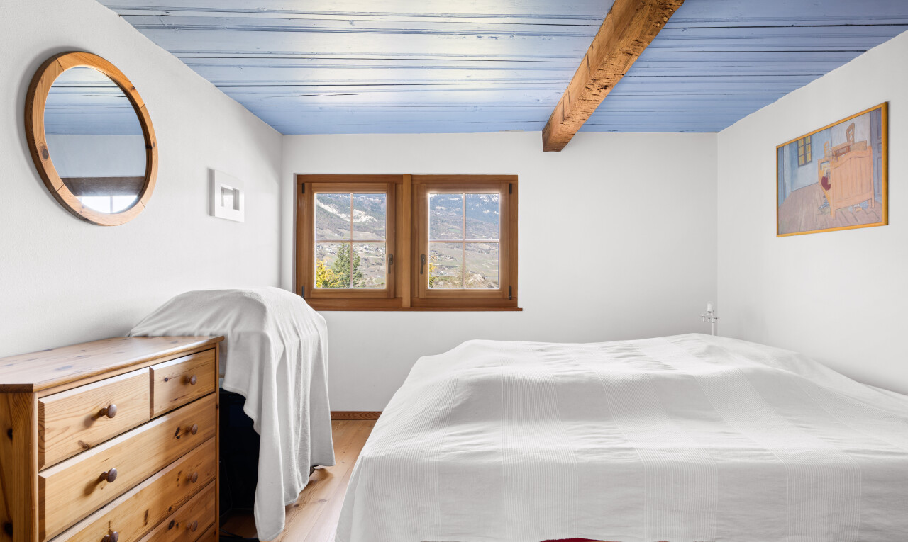chambre avec drywall, cloison sèche, natural light, lumière naturelle, et wood finish floor