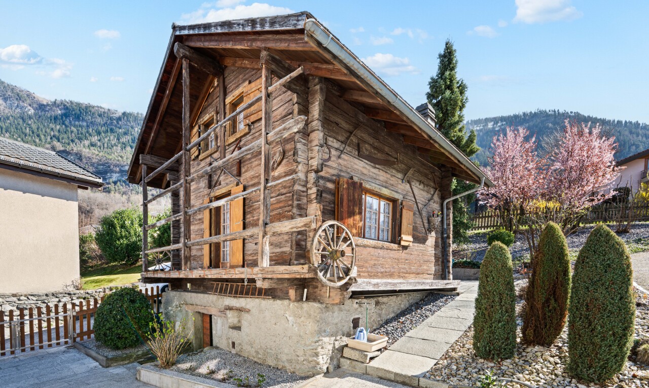 façade avec day time, clôture, property visible, vue sur la montagne, et mountain view