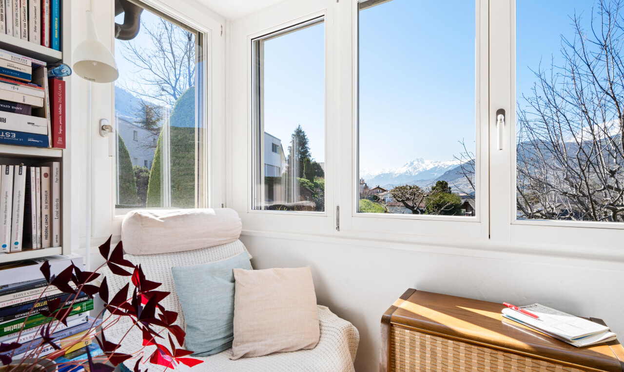 living room featuring a mountain view