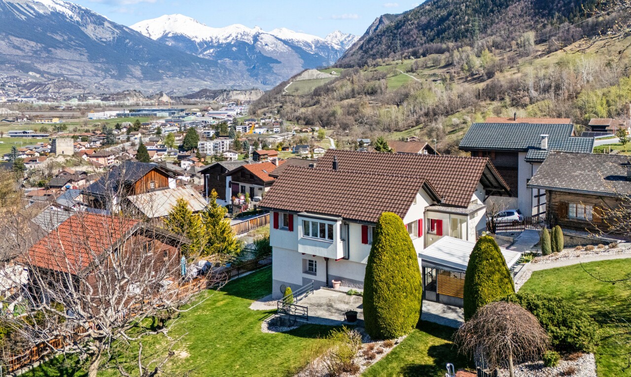 façade avec terrasse, mountain view, vue sur la montagne, day time, et toit en tuiles