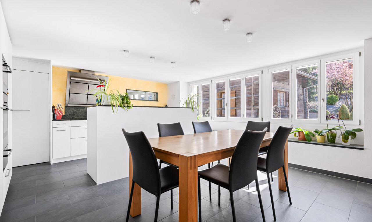 salle à manger avec dark floor, natural light, lumière naturelle, inside property, et drywall