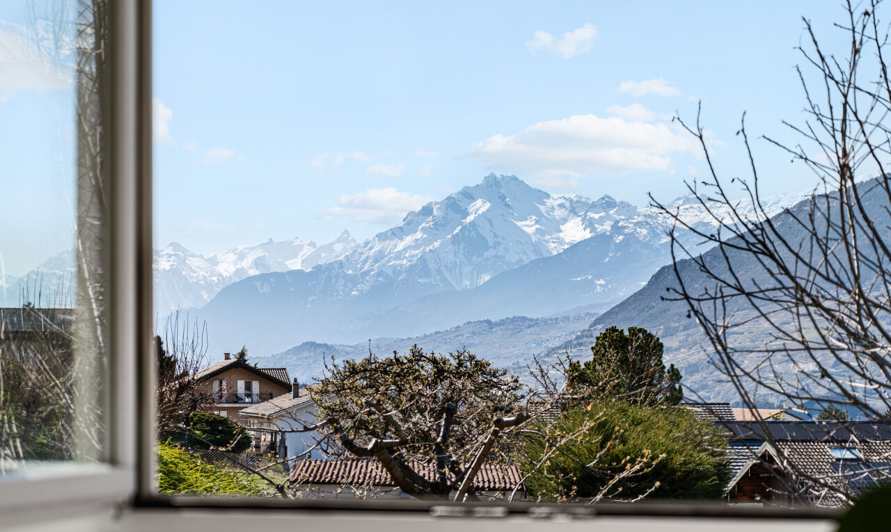 vue sur la montagne avec mountain view, vue sur la montagne, day time, et inside property