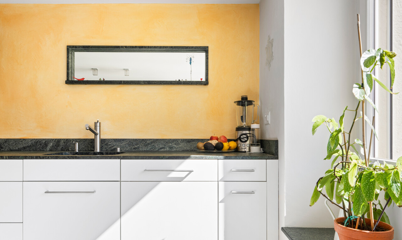 cuisine avec dark countertops, armoires blanches, white cabinets, cloison sèche, et drywall