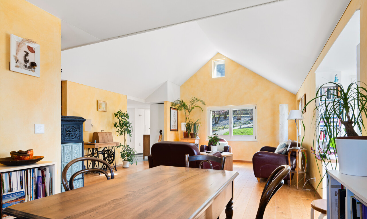 salon / salle à manger avec sol en finition bois, wood finish floor, inside property, light floor, et plafond voûté