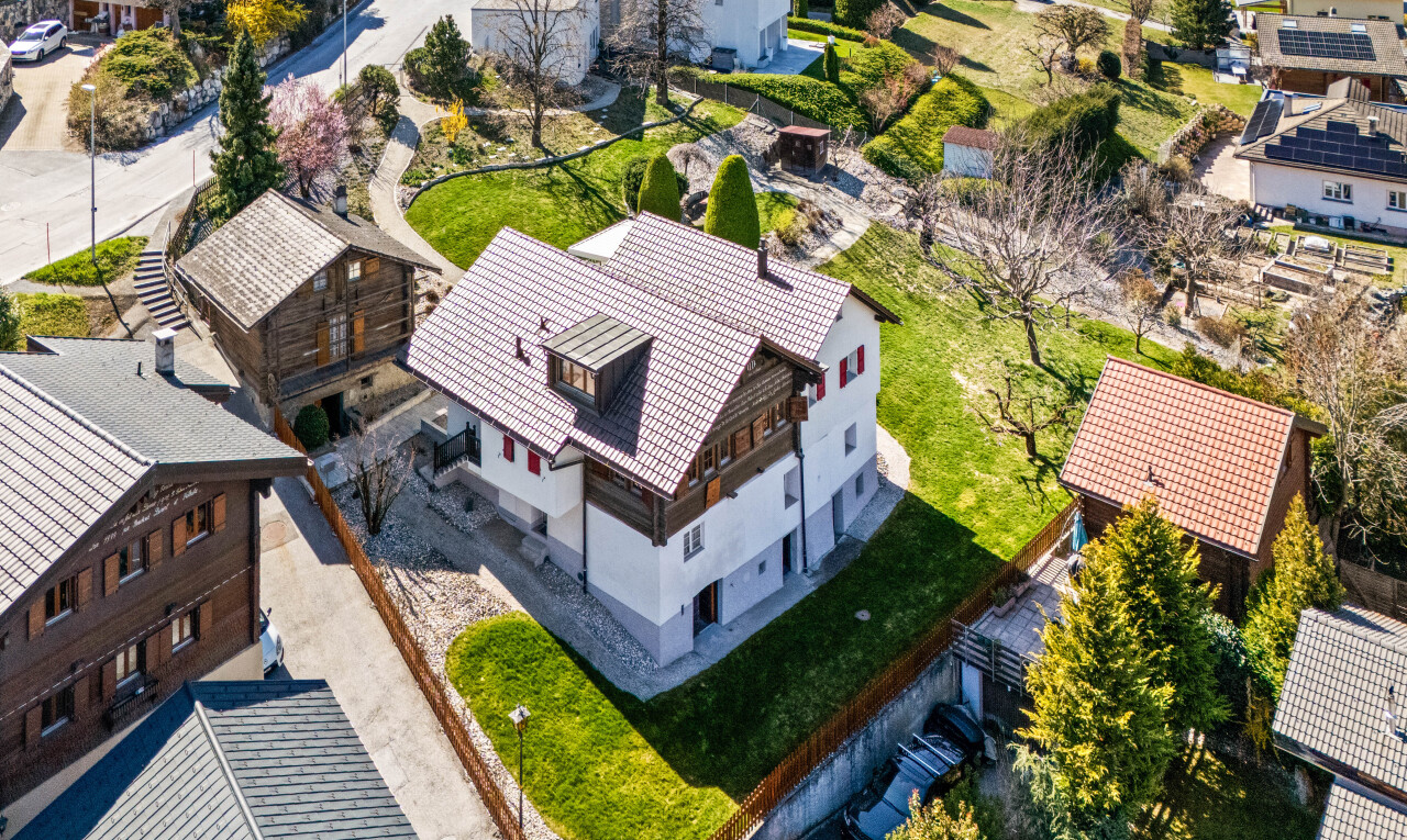 façade avec bardage en stuc, toit en tuiles, vue résidentielle, et residential view