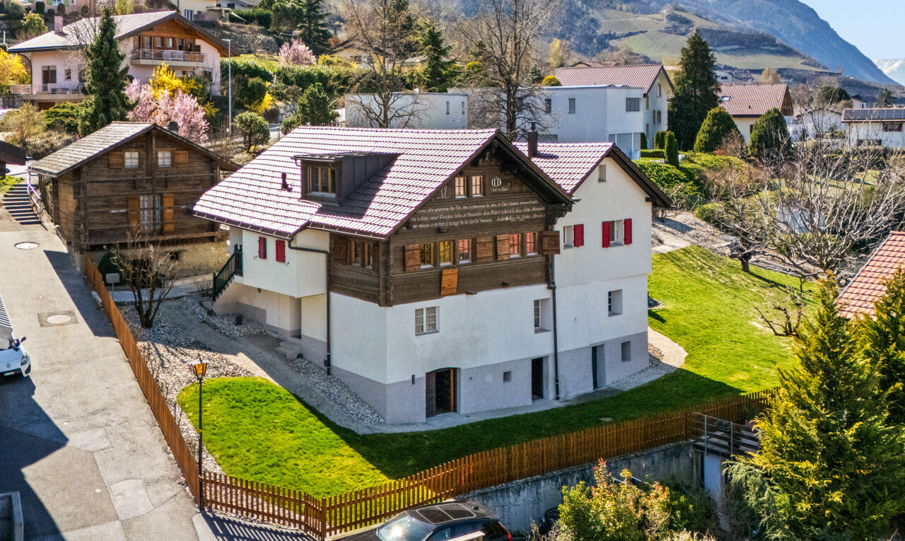 façade avec drone view, vue sur la montagne, mountain view, bardage en stuc, et toit en tuiles