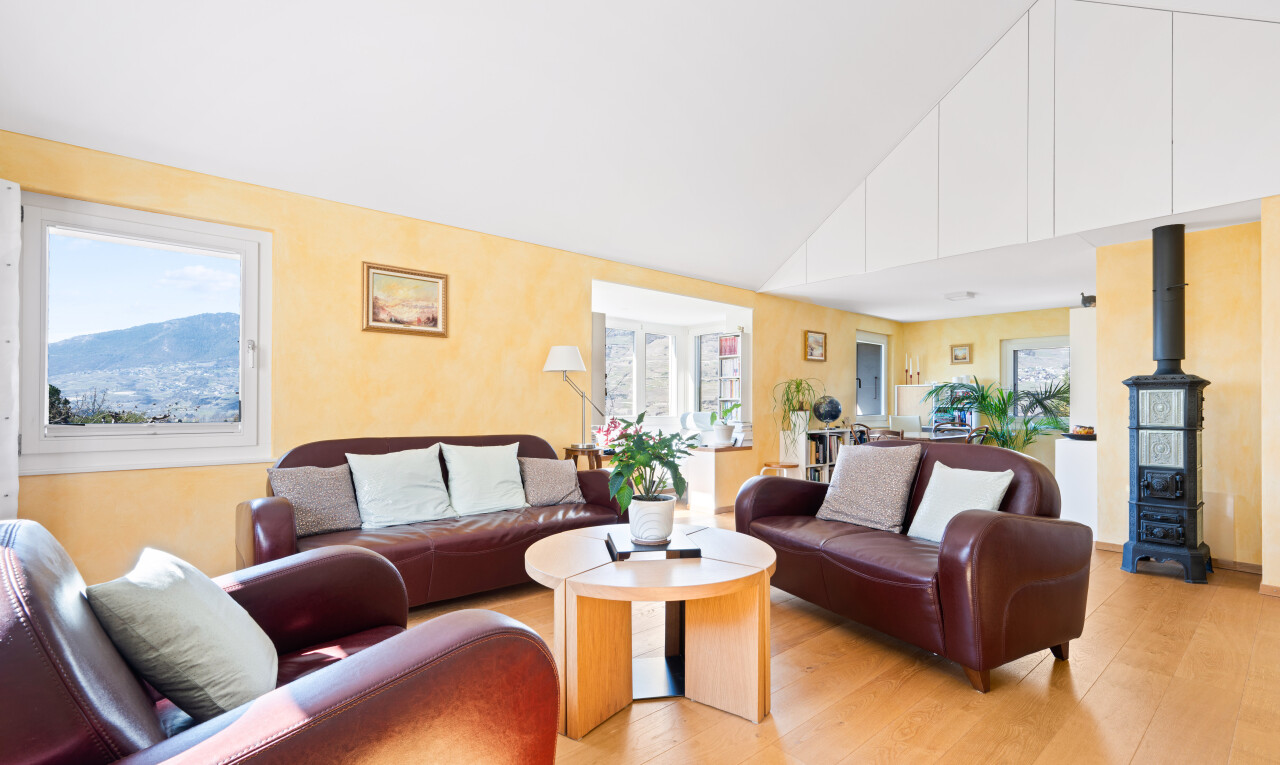 salon avec wood finish floor, sol en finition bois, inside property, high ceiling, et plafond haut