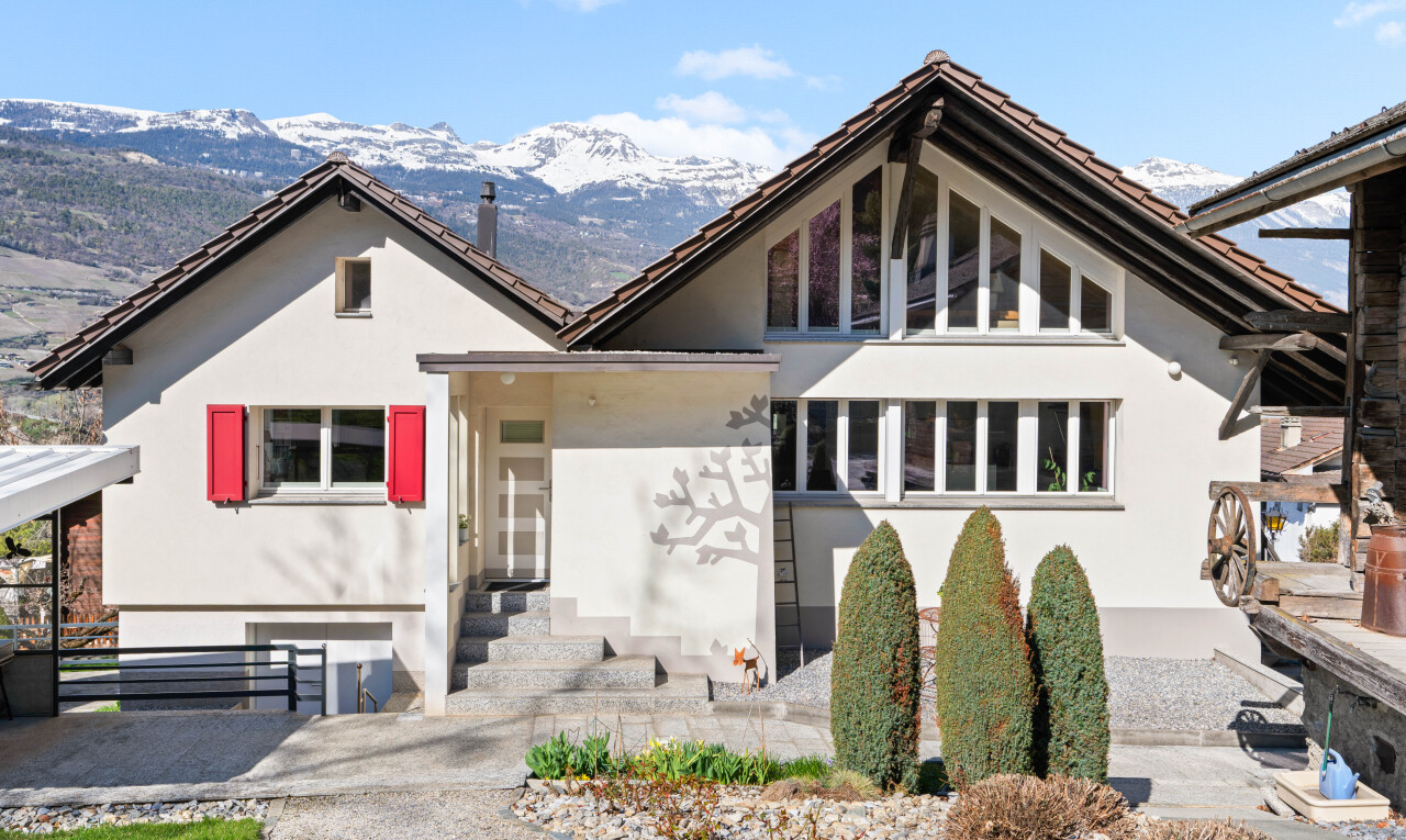 façade avec bardage en stuc, vue sur la montagne, mountain view, day time, et property visible