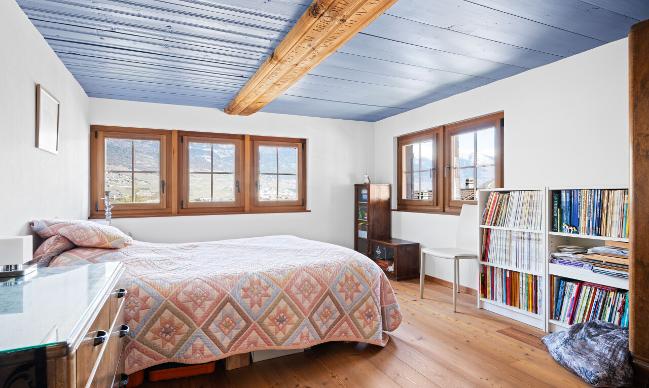 chambre avec plafond à poutres, beamed ceiling, sol en finition bois, wood finish floor, et inside property