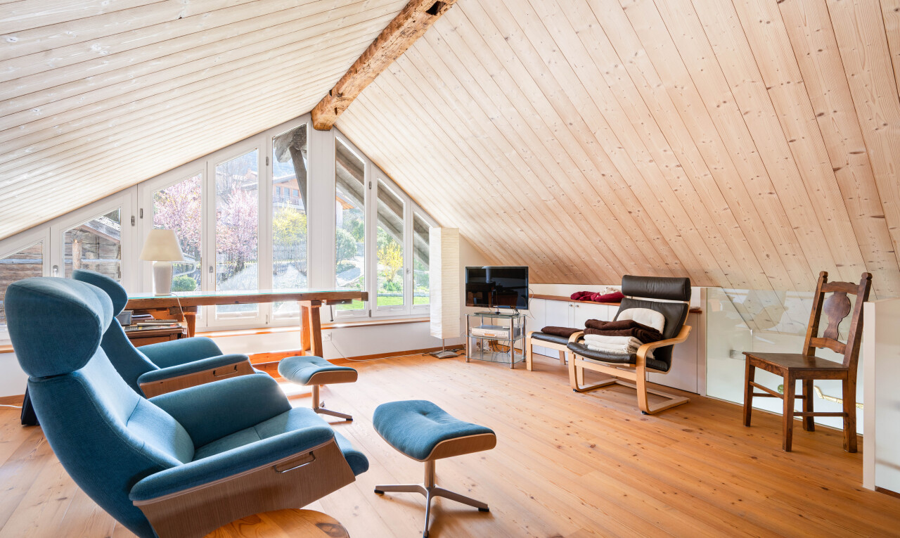 bureau avec wood finish floor, télévision, vaulted ceiling, low ceiling, et lumière naturelle