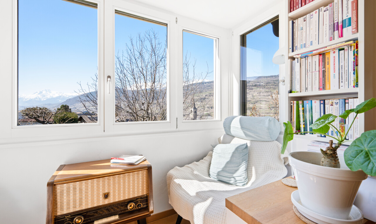 room featuring a mountain view