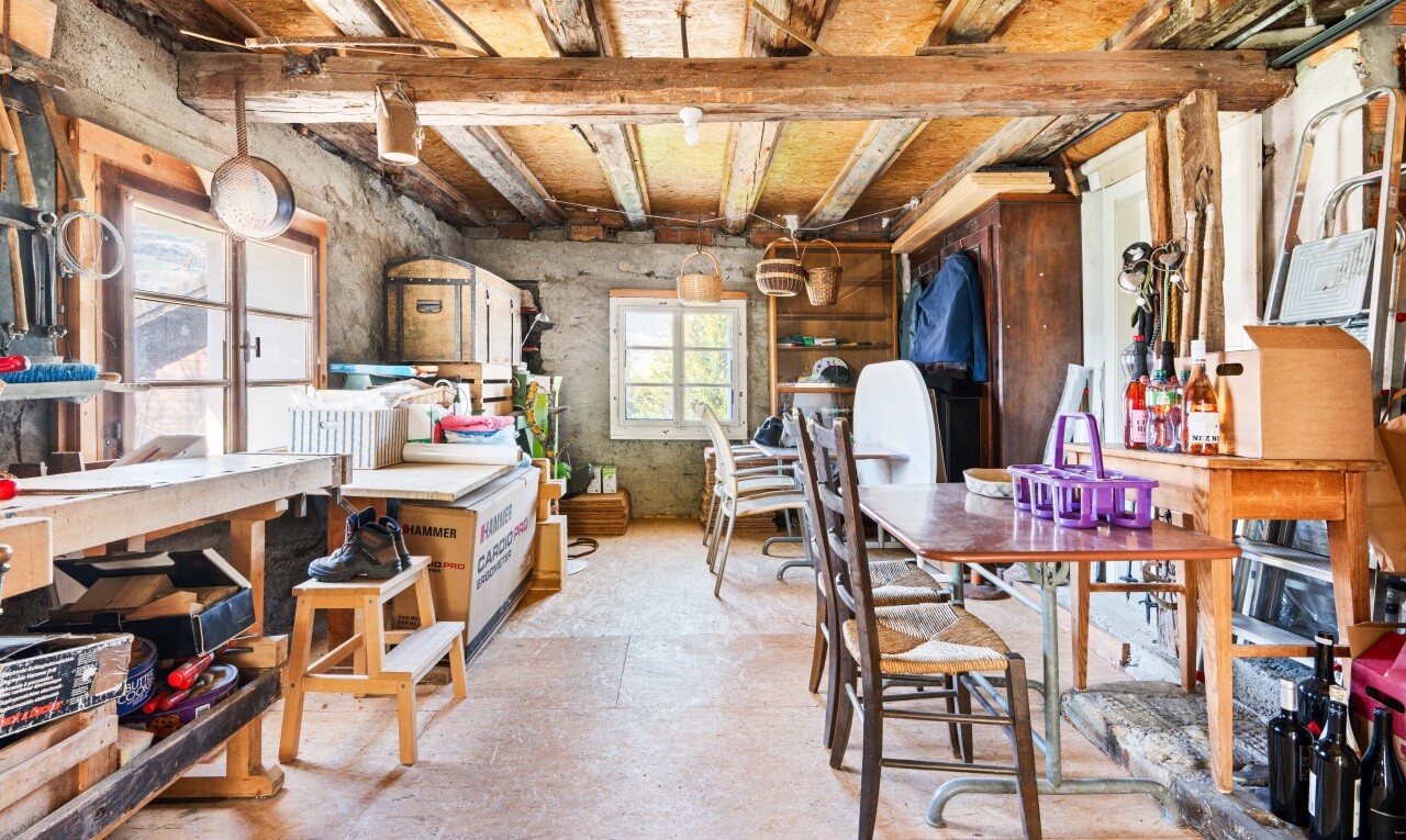 salle à manger avec lumière naturelle, natural light, inside property, et light floor