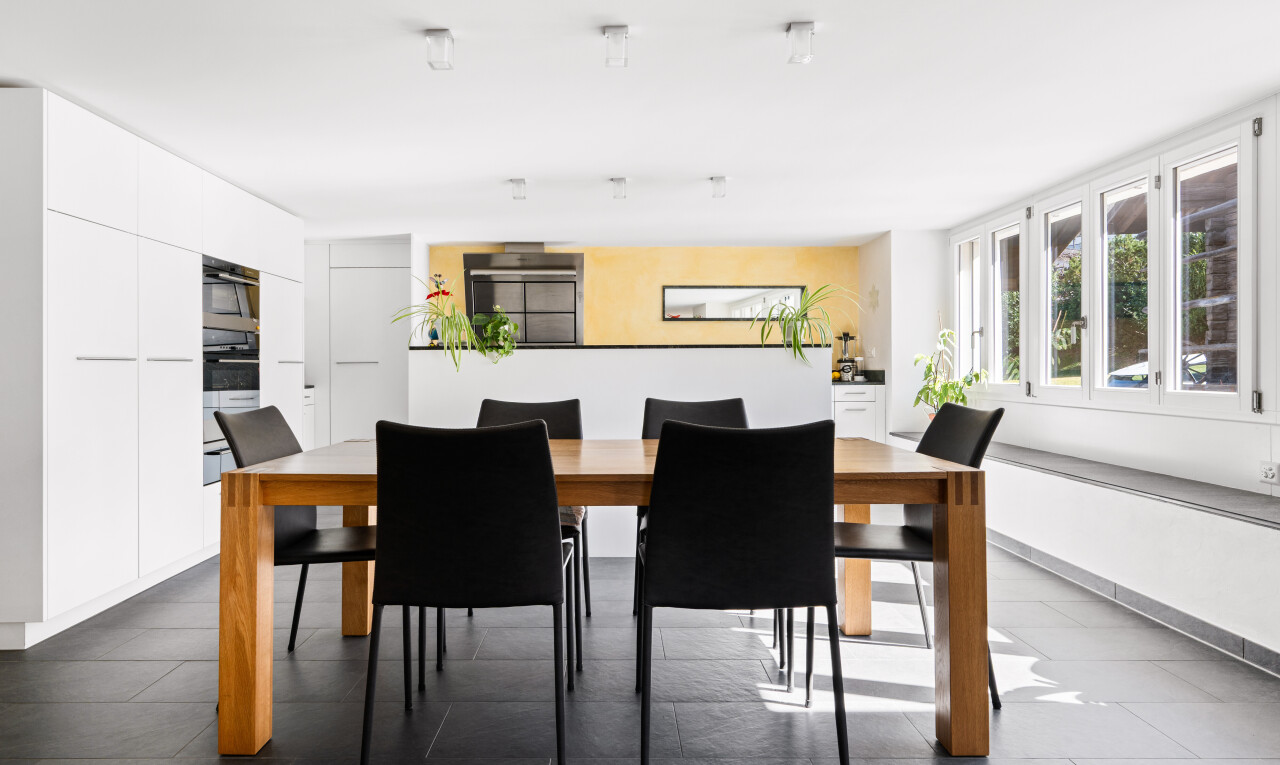 salle à manger avec inside property, natural light, lumière naturelle, drywall, et cloison sèche