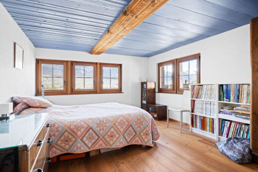 chambre avec plafond à poutres, beamed ceiling, sol en finition bois, wood finish floor, et inside property