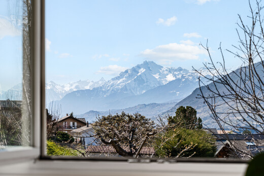 vue sur la montagne avec mountain view, vue sur la montagne, day time, et inside property