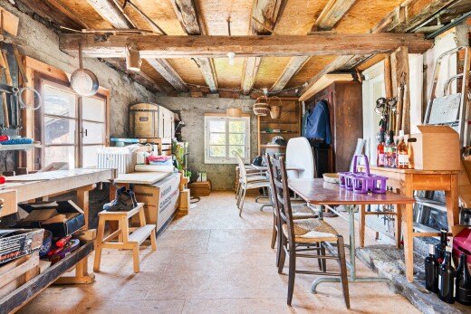 salle à manger avec lumière naturelle, natural light, inside property, et light floor