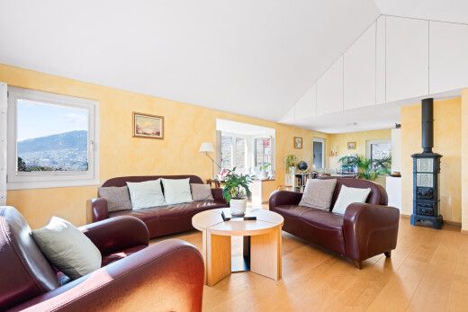 salon avec wood finish floor, sol en finition bois, inside property, high ceiling, et plafond haut