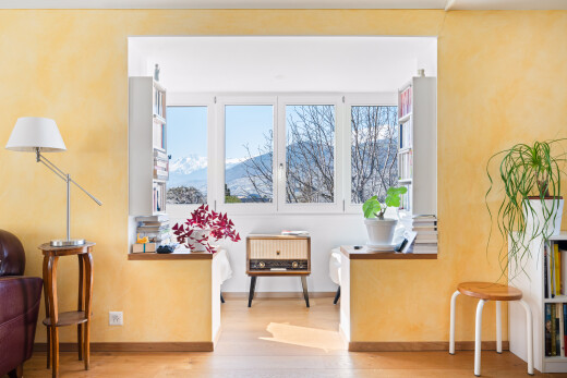 salon avec day time, inside property, cloison sèche, drywall, et lumière naturelle