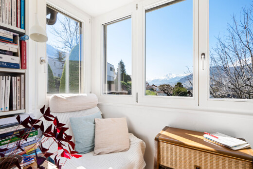 salon avec mountain view, vue sur la montagne, inside property, day time, et drywall