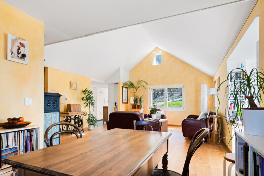 salon / salle à manger avec sol en finition bois, wood finish floor, inside property, light floor, et plafond voûté