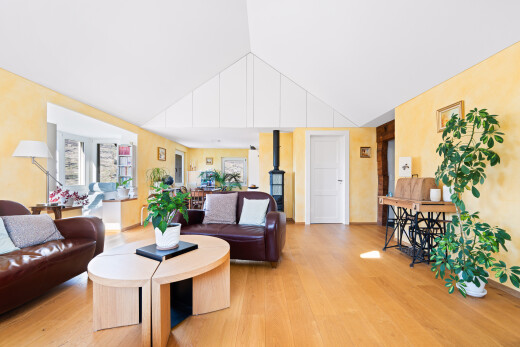salon avec inside property, sol en finition bois, wood finish floor, plafond voûté, et vaulted ceiling