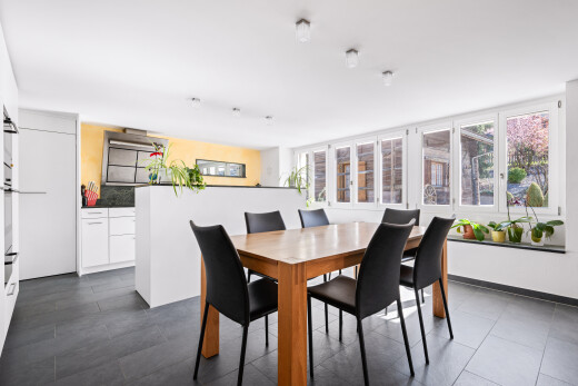 salle à manger avec dark floor, natural light, lumière naturelle, inside property, et drywall