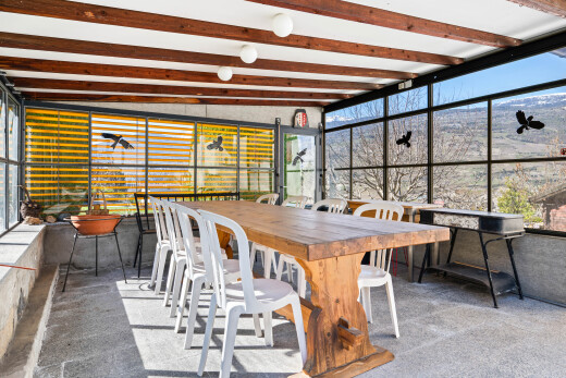 terrasse avec day time, coin repas extérieur, et véranda