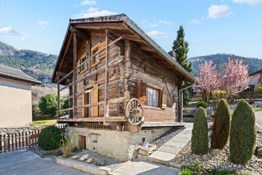 façade avec day time, clôture, property visible, vue sur la montagne, et mountain view