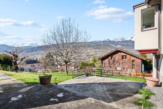 façade avec from property, vue sur la montagne, mountain view, day time, et clôture
