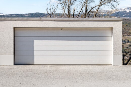 façade avec day time, garage, structure extérieure, vue sur la montagne, et mountain view