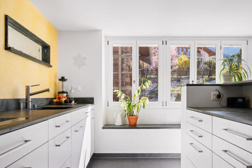 cuisine avec plans de travail, dark countertops, dark floor, cloison sèche, et drywall