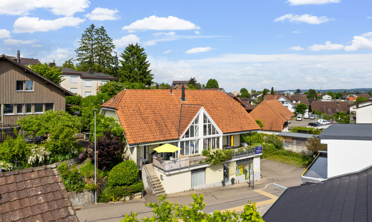 außenansicht mit day time, balkon, residential view, wohngebietblick, und ziegeldach