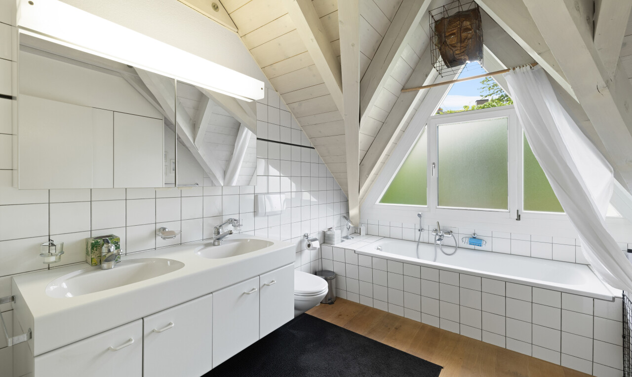 bad mit tile tub, waschbecken, holzfußboden, wood finish floor, und bad