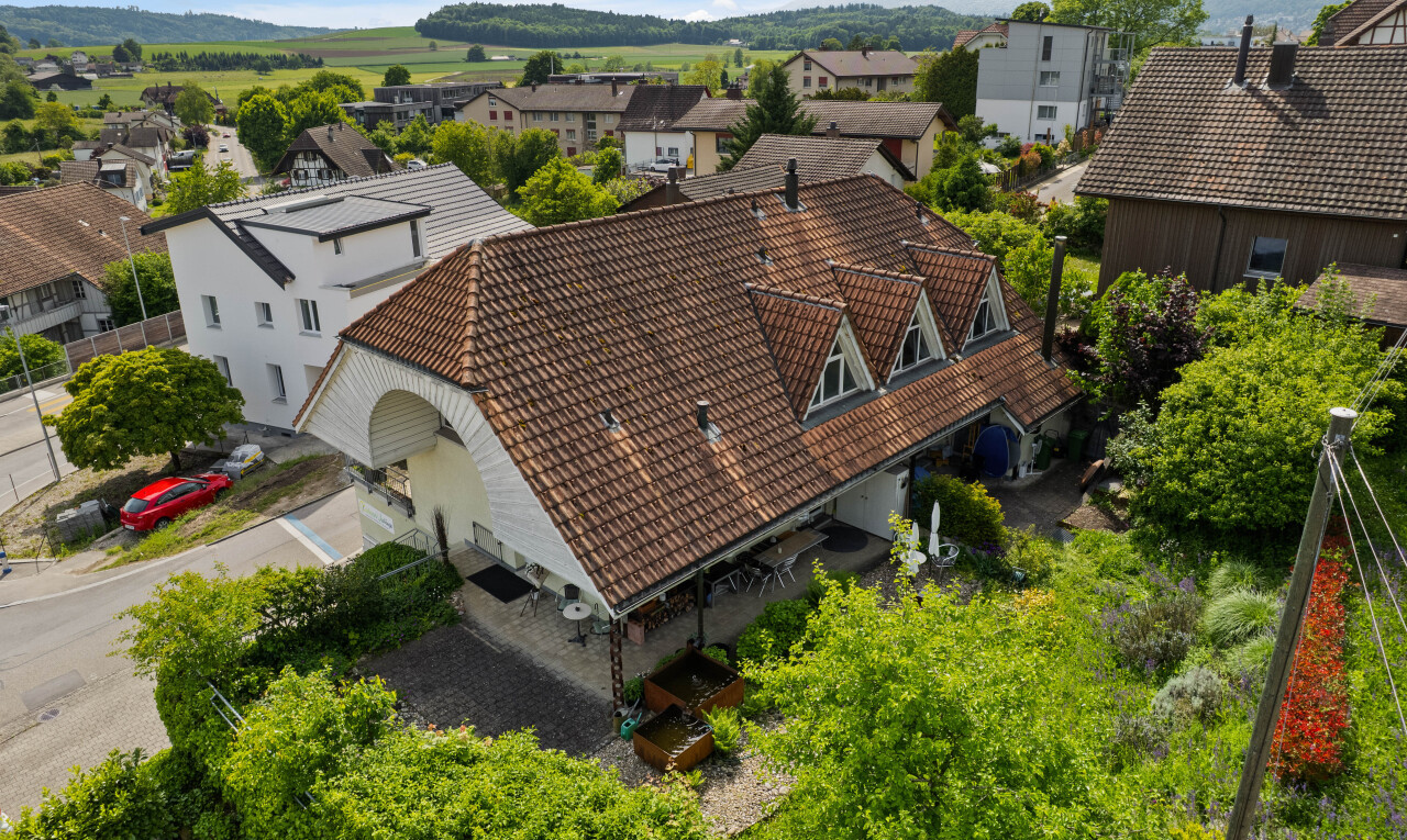 außenansicht mit ziegeldach, dachgaube, property visible, wohngebietblick, und residential view