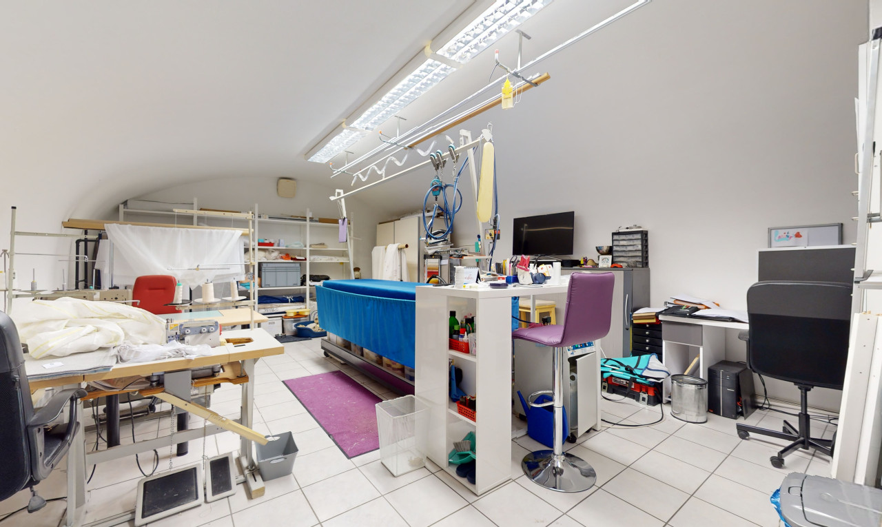 innenraum mit fernsehen und fliesenboden